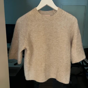  Stickad t-shirt  - KVAR  jättefin stickad t-shirt från soft rebels i storlek XS, nypriset är 879kr och den är i toppenskick! liknar den från &Other Stories. går ej att få tag i längre. köptes på och Plick för 580 kr. tar bud från 350