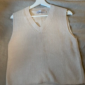 Fin väst från Zara  - Beige väst knappt använd! 