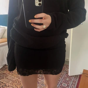 kjol - Kjol köpt secondhand med spets! Har aldrig använt eftersom den är för stor för mig 😊 köparen betalar frakt!