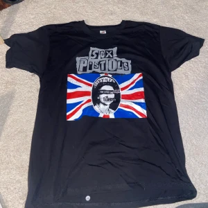 T-shirt sex pistols  - T-shirt with sex pistol print. A little but of the first s on the print is coming off, but nothing that is very noticable :)