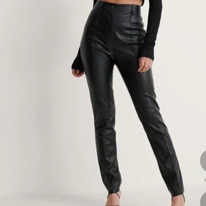Skinnbyxor  - Svarta skinnbyxor från nakd! Endast testade och har lappen kvar!🖤