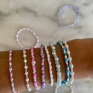 Armband!! - Jag gör pärlarmand och pärlhalsband i valfri storlek o färg!🌸🫶 Armbanden kostar 20kr o halsabanden 40kr. Om man vill ha blommor eller annat blir det 10kr extra! Spänne= 5kr Frakten ligger på 15kr⚡️💕🌸