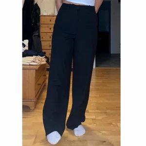 Kostymbyxor Zara 38/40 - Hej!  Säljer nu mina kostymbyxor då dom är förstora. Superskönt material men är alldeles förlångs för mig som är ca 165. Dom blir tyvärr missvisande på bild då dom inte passar mig nånstans.   Dom är storlek 38 men skulle säga att dom mer är 40! 