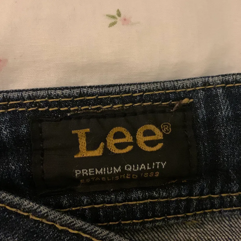 Mörkblå Lee jeans. Köpta på sellpy och aldrig använda av mig. Lite slitna i innerbenet men annars inga synliga skador. . Jeans & Byxor.