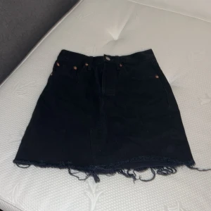Svart Levis jeanskjol  - Köpt på Levis, men aldrig använd! I toppskick. Originalpriset är runt 600kr!