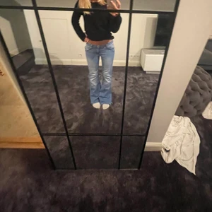 Lee jeans🤍 - Skit snygga lågmidjade Lee jeans som jag köpt på Plick, nyskick. Oklar vad storleken är oklar men passar mig som har 25/30 har dock klippt av dem för att de var för långa för mig,köparen står för frakt! ‼️ Köp direkt för 650kr+ frakt💕 📦 ‼️