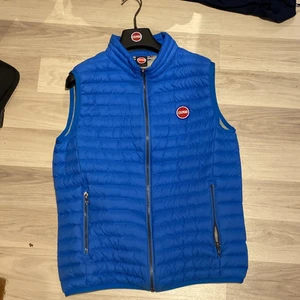 Colmar väst - Fin blå colmar väst i fint skick sparsamt använd! Kan skickas på köparens bekostnad Sitter lite tight på mig är 183-184 (som Small) motsvarar 46,  nypris 2500kr 