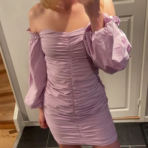 Klänning fr Gina Tricot str 36 - Bra skick o fin passform. Supersöt klänning🫶🏼