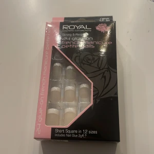 Lösnaglar - Säljer dessa basic lösnaglar 😻 aldrig använda. Förpackningen är lite trasig på sidan men hoppas det ej gör något. Lim ingår ej! (Köpta från normal) 20kr + frakt 