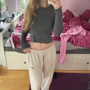 Tröja - Säljer denna jätte gulliga toppen från h&m då den inte riktigt är i min stil längre. Använd typ 1 gång