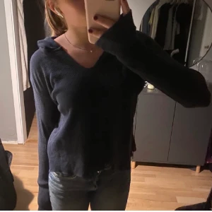 Brand Melville stickad hoodie  - Säljer denna stickade hoodie ifrån Brand Melville, bra skick! 💕
