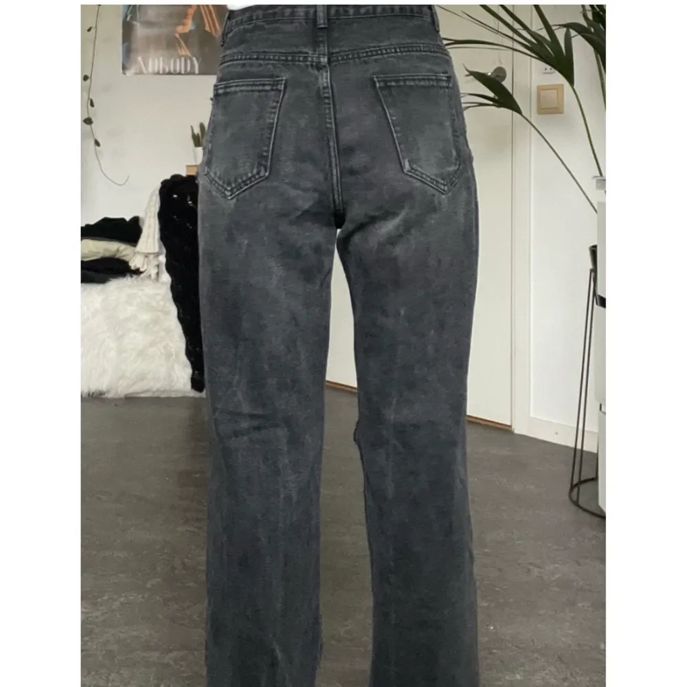 Håliga svarta jeans, väldigt slitna i stilen.  M men passar även S lösare. 168 cm -🧍🏼‍♀️. Jeans & Byxor.