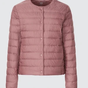 Uniclo jacka  - ✨INTRESSEKOLL✨  Super fin och trendig jacka perfekt nu till hösten, kontakta vid intresse! Nyskick, köpare står för frakt; Nypris: 799kr