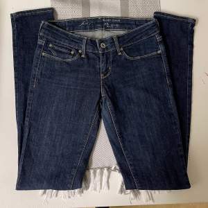 Säljer ett par low waist jeans från Levi’s. Storlek 25/32. Midjemått 35cm (tvärs över) och innerbenslängd 78cm. Byxorna är i fint skick! Fin mörkblå denim färg ☺️material: 91% bomull 8% polyesterfiber 1% elastan. Stretchiga och sköna på 🥰 