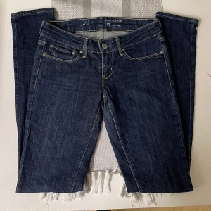 Levi’s slight curve low waist jeans 25/32 - Säljer ett par low waist jeans från Levi’s. Storlek 25/32. Midjemått 35cm (tvärs över) och innerbenslängd 78cm. Byxorna är i fint skick! Fin mörkblå denim färg ☺️material: 91% bomull 8% polyesterfiber 1% elastan. Stretchiga och sköna på 🥰 