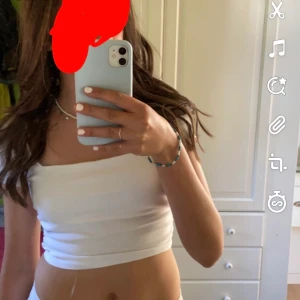 Zara topp - Säljer min t shirt från zara då den inte kommer till användning längre, använd en gång och i perfekt skick. Har inte koll på nypris då jag fick den i födelsedagspresent!