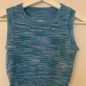 Virkad blå topp - Aldrig använd men gammal så lite sliten 