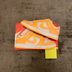Nike Dunk Low W ”Peach Cream” - Hej! Jag säljer några par Nike Dunk Low W ”Peach Cream” i storlekarna 37,5, 38, 38,5 och 39 för 1620kr st Ink frakt! Fraktar samma eller dagen efter betalning. Skriv gärna om du har någon fråga om skorna!💛🧡