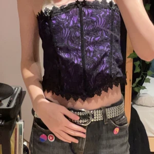 Lila corsett - Jätte fin lila korsett jag köpte i tyskland! Säljer pga den är för stor för mig :( För mer frågor så svarar jag snabbt i dms🫶