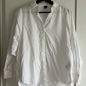 Vit basic skjorta med vida armar.  - Vit skjorta från Vero Moda med aning vidare ballongarmar. Storlek XS. Hör av dig vid intresse!
