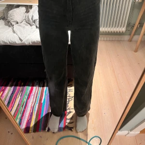 Svarta jeans - Säljer dessa jeans från hm eftersom att de är för små för mig