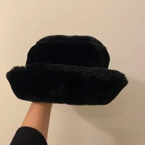Jättefin och fluffig hatt från Behraska. Köpt i vintras men knappt använd.. Max 3 gånger.  Går att fälla ner kansterna om en vill ha den å det viset!  Hämtas hos mig i Göteborg eller skickar mot att köparen betalar frakt.