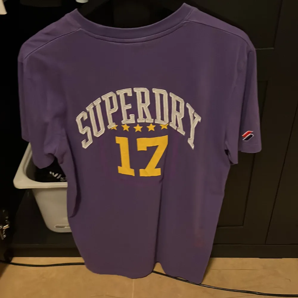 Lila superdry t shirt köpt i detas affär för ungefär 500 använd fåtal gånger pris kan diskuterad. T-shirts.