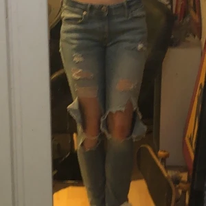 Blå tippen jeans - Blå ripors jeans Super bekväma Säljs pga använder inte längre  Bra kvalitet  Ordinarie pris ligger runt 300-450kr