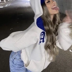 A&B TRÖJA BLÅ/GRÅ - Hejjjj! Säljer denna tvääärrr coola zip up hoodie från A&B! Köpt på en amerikansk hemsida med skit lång leverans tid för ca 650 inkl frakt💞 De två första bilderna är lånade från en tjej på Pinterest med exakt samma tröja! Hör jättegärna av er vid frågor!💞