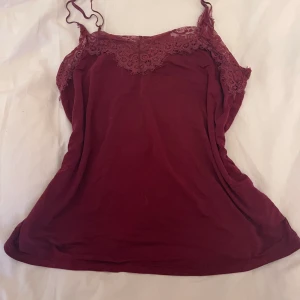 Vinrött Samsøe samsøe spetslinne - Lila/vinrött linne från Samsøe samsøe. Jättemjukt stretchigt material. Köpt för 599kr. Priset är disskuterbart. Passar allt från XS - L beronde på hur man vill att det ska sitta
