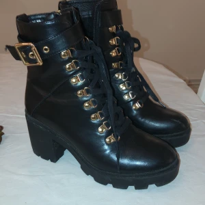 Snygga boots  - Snygga svarta nästan oanvända boots i stl 39 . 