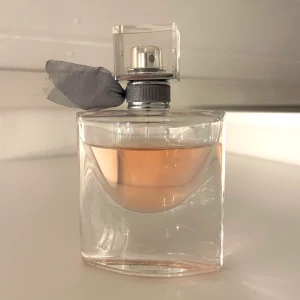 La vie est belle - Köpt för 665kr på kicks innan sommaren. Skulle säga mellan 20-25 ml kvar!!! Skriv om ni vill ha fler bilder om ni är osäkra på hur mycket som ser ut att vara kvar💕