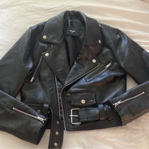 BikBok skinnjacka  - Inte kommit till användning. Den finns inte att köpa i butik längre. Den är i xs men är rätt så stor i storleken så skulle säga att den är som en S. Köparen står för frakt💗
