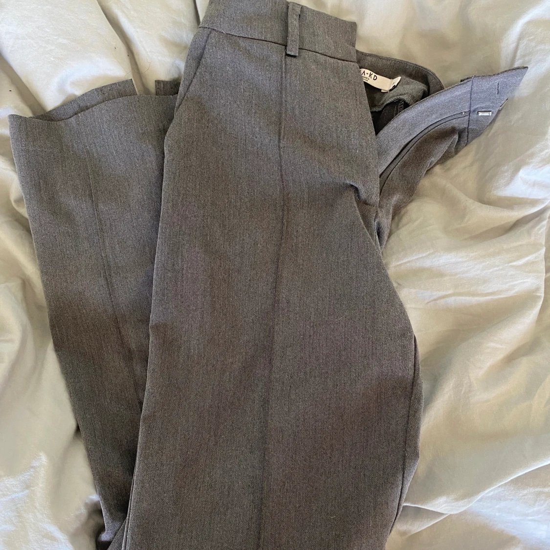  grå kostymbyxa NAKD