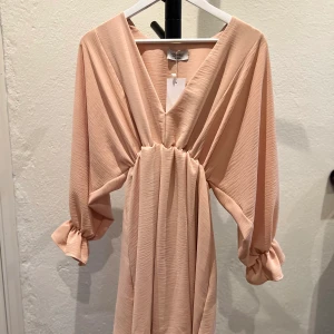 Klänning chiquelle - Klänningen är endast provad, har prislappen kvar.  Klänningen är i storleken Medium.  Ljus rosa 