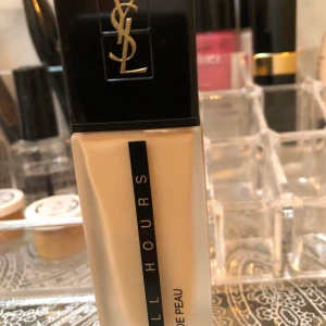YSL foundation BD35 - Knappt använd, för ljus för mig.