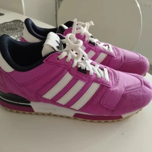 Adidas retro sneakers  - Säljer vidare. Jätte snygga ,rena och bekväma,men det bara står på hyllan. Från början av 90 -talet. Jag tror de är helt nya. Jag har aldrig använd dem,bara provat. Stenarna är borttagna från sulan.