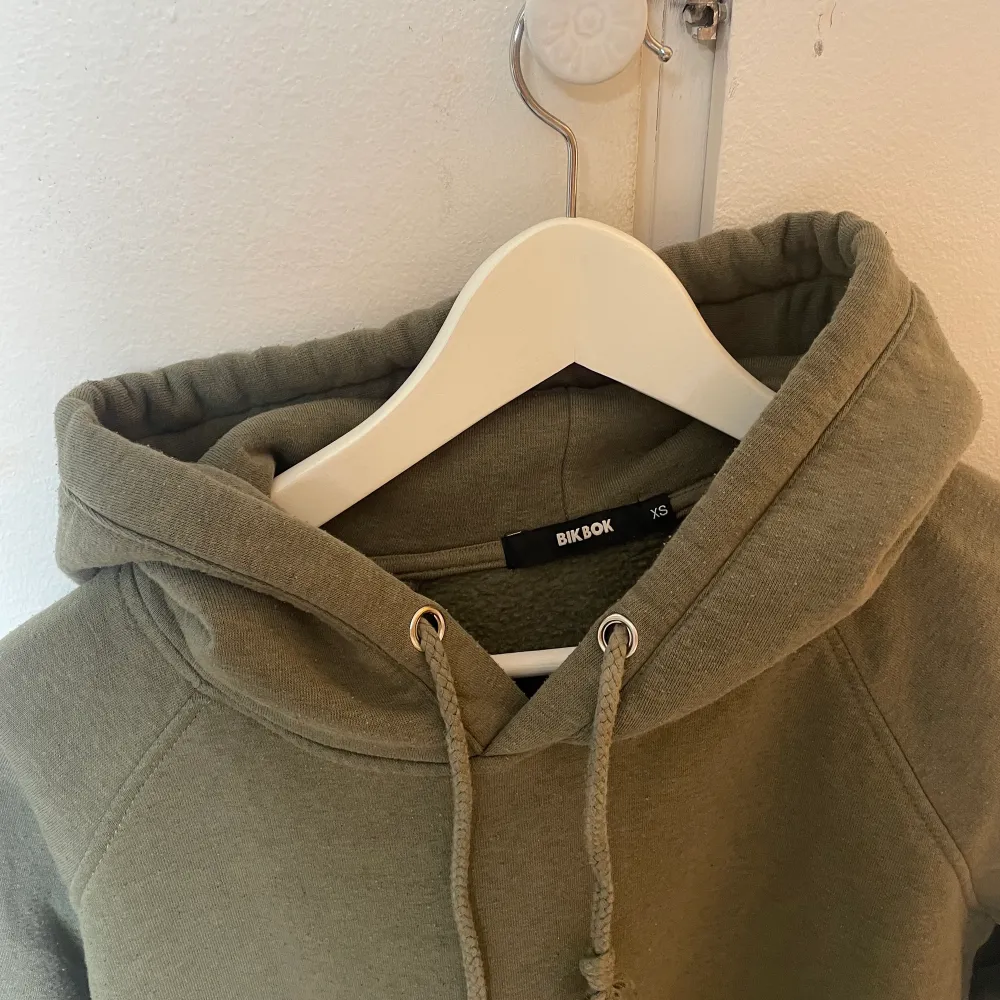En grön hoodie från Bikbok i storlek S. Använd sparsamt så fortfarande fin! . Tröjor & Koftor.