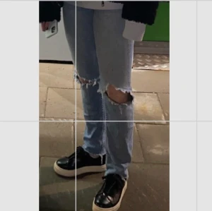 Tiger of Sweden Jeans  - Superfina ljusblåa Tiger jeans i modellen amy, storlek 24/32! Passar mig som är  170 cm lång och har storlek S. Slitna på ena sidan bak därav priset! Kom gärna med egna prisförslag eller skriv för fler bilder💘