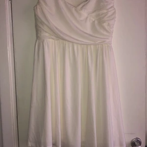 Student klänning  - En helt ny student klänningar som endast är testad. Den är i storlek L men passar även M perfekt