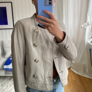Resteröds x Jofama skinnjacka - Dubbelknäppt skinnjacka storlek S från Resteröds i ljusgrått skinn. Lite fläckar pga ljusgrå men snygg ändå! 