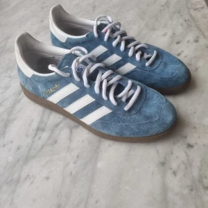 Adidas Spezial   - Säljer pga att de inte passar mig. Använda en gång. I princip nyskick. Nypris 1100 kr. Priset går att diskutera vid snabb och smidig affär. 