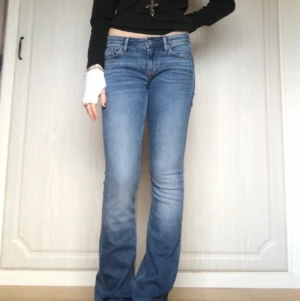 Bootcut jeans  - Lågmidjade bootcut jeans från crocker i bra skick. W: 27, L: 33. Skriv vid intresse eller om du har frågor<3