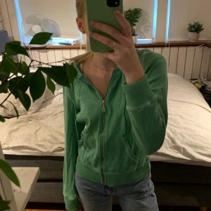 Zip up från singal med tryck på ryggen  - Grön zipup 💓