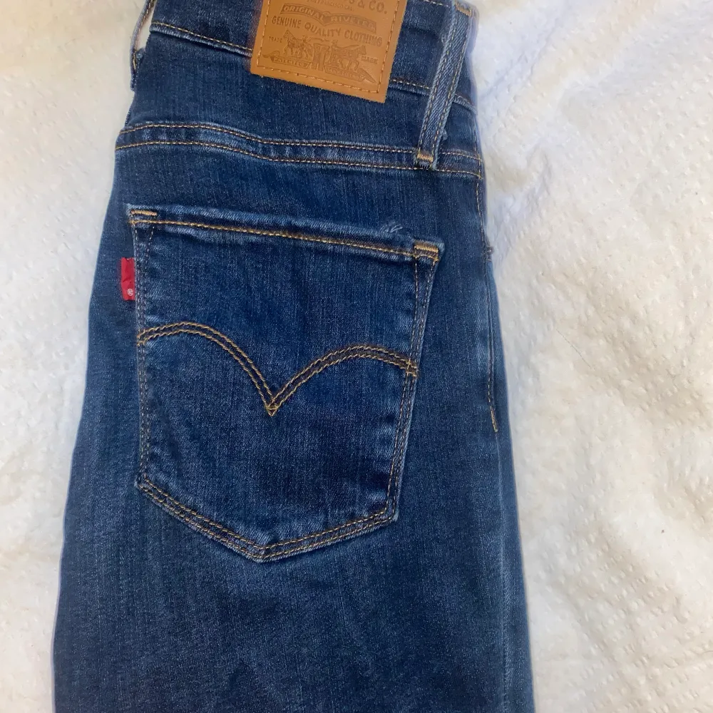 Fina bootcut jeans från levi’s, skulle säga att på mig som är 1,60 är de perfekt i längd, köpta för ungefär 900 tror jag!🤍. Jeans & Byxor.