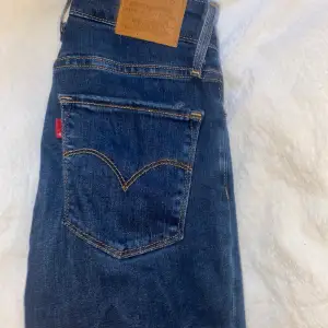 Fina bootcut jeans från levi’s, skulle säga att på mig som är 1,60 är de perfekt i längd, köpta för ungefär 900 tror jag!🤍
