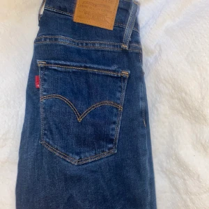 Levi’s bootcut jeans! - Fina bootcut jeans från levi’s, skulle säga att på mig som är 1,60 är de perfekt i längd, köpta för ungefär 900 tror jag!🤍