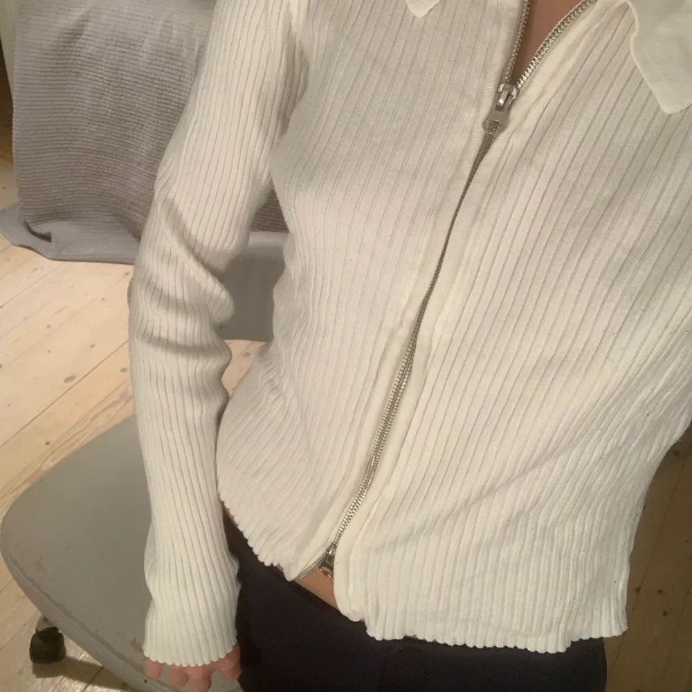 Säljer min vita kofta/ tröja från H&M.  I bra skick och inte nopprig!! 💕. Tröjor & Koftor.