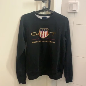 Gant tröja  - Bra skick. Storlek 170. Inte använt så många gånger. Köpt på Kidsbrandstore. Nypris typ 700kr