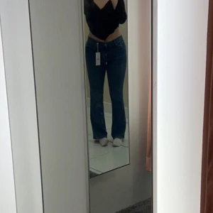 Jeans  - Slutsålda Bootcut lågmidjade jeans från Gina i storlek 40. Det passar en 38 också då det är ganska stretchiga. Super sköna i materialet. Slutsålda online och i butik. Fin mörkblå färg. Nypris är 500kr och är endast använda fåtal gånger.